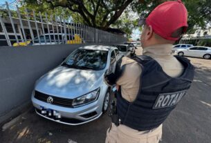 Abordagem e prisão Durante patrulhamento na PR-317, em Maringá, os policiais abordaram um VW Voyage e, ao consultar os registros, constataram que o veículo tinha alerta de furto. A condutora foi presa em flagrante e encaminhada, junto ao carro recuperado, para a adoção das medidas legais cabíveis.