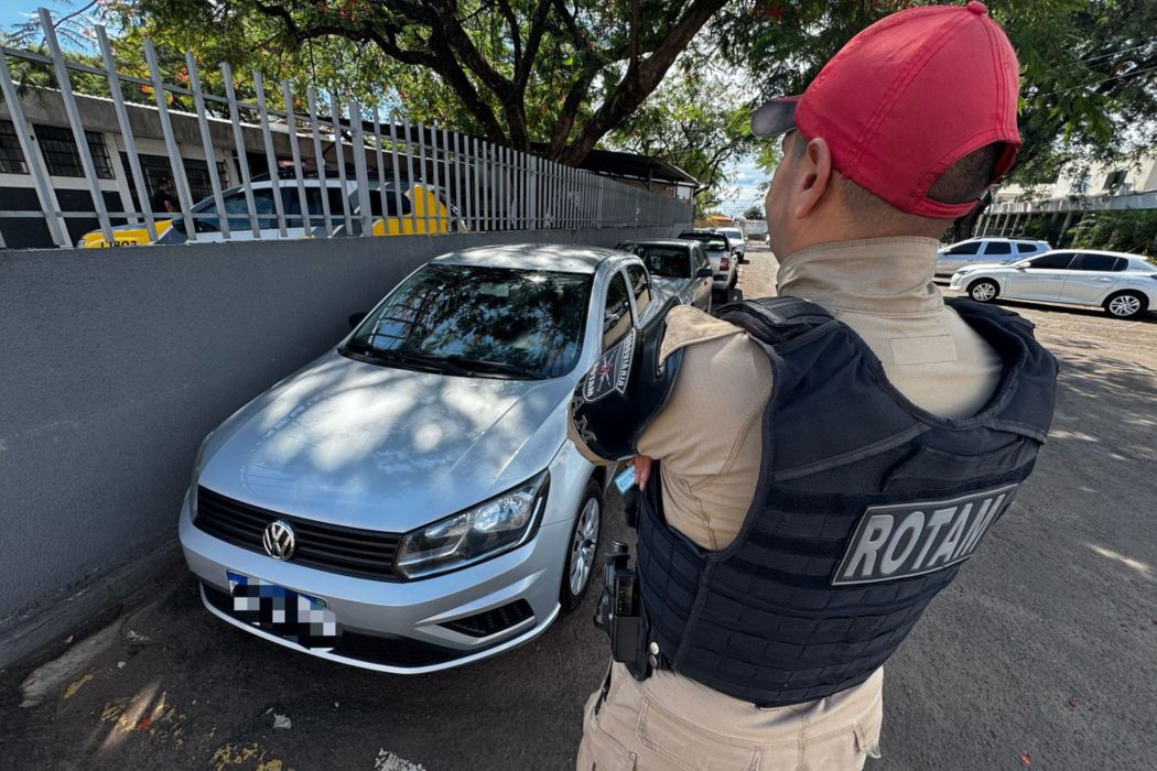 Abordagem e prisão Durante patrulhamento na PR-317, em Maringá, os policiais abordaram um VW Voyage e, ao consultar os registros, constataram que o veículo tinha alerta de furto. A condutora foi presa em flagrante e encaminhada, junto ao carro recuperado, para a adoção das medidas legais cabíveis.